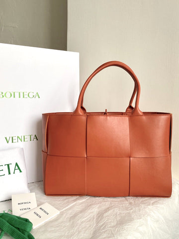 Top Quality Arco Tote Bag For Women 16.14in/41cm In Brown 609175VMAY37660