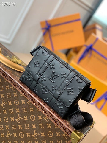 Top Quality Trunk Slingbag Monogram Seal Black For Men, Bags, Crossbody Bags 8.1in/20.5cm Top Quality M57952