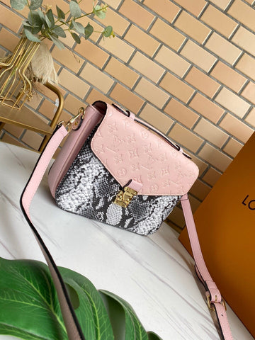EN - New 1:1 rep  Bags LUV 126