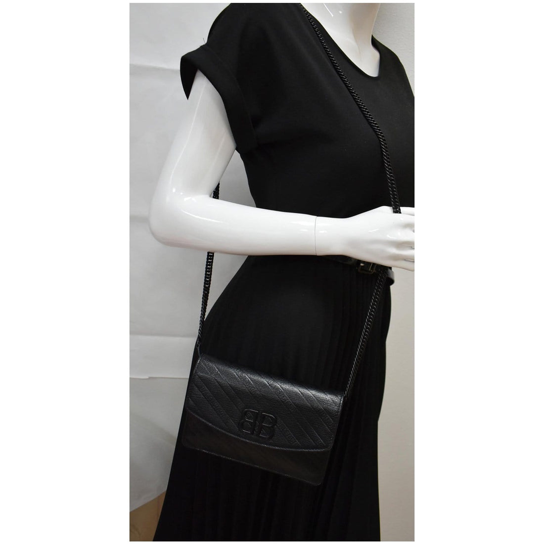 BALENCIAGA BB Logo Embossed Leather Chain Wallet Black