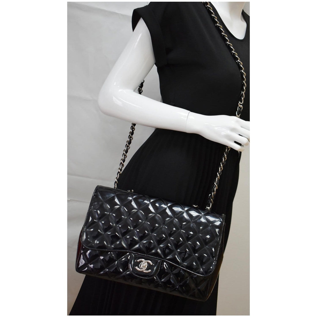 CHANEL Jumbo Single Flap Patent Leather Shoulder Bag Black