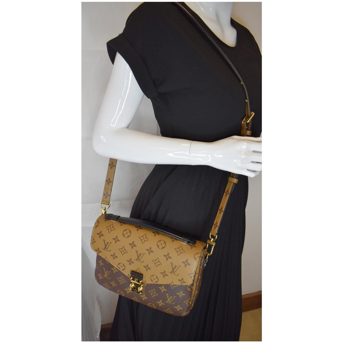 LOUIS VUITTON  Metis Pochette Reverse Monogram Canvas Crossbody Bag Brown