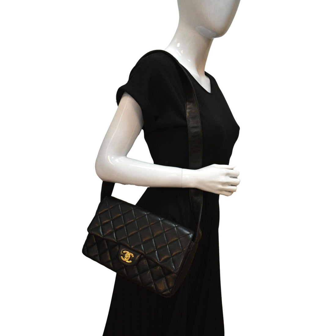 CHANEL  Flap Quilted Leather Shoulder Bag Black