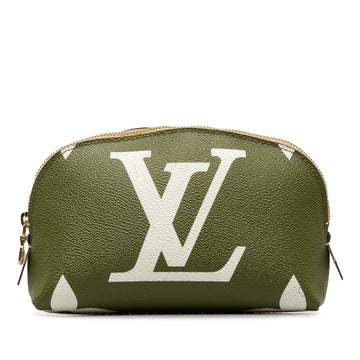 Louis Vuitton Monogram Giant Cosmetic Pouch (SHG-apgQGH)
